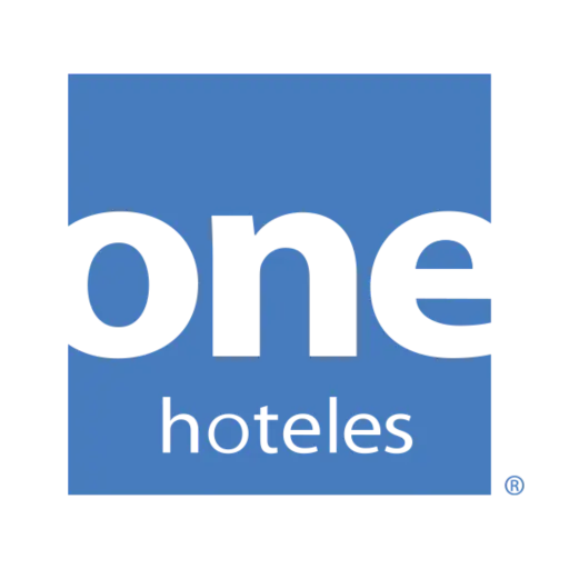 Logotipo del hotel "One" con fondo azul claro y texto en negro. Diseño moderno y minimalista. Texto adicional "hoteles" en la parte inferior.